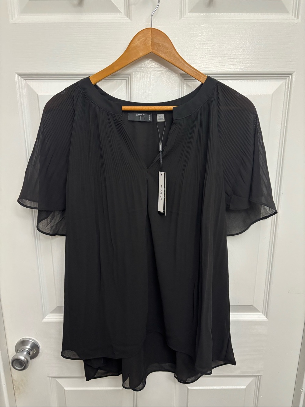 Tahari Woman Black Pleated Butterfly Sleeve Flowy Feminine Blouse NWT